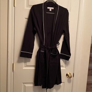 Amazon Essentials Women's Black Lightweight Waffle Mid-Length Robe… size S